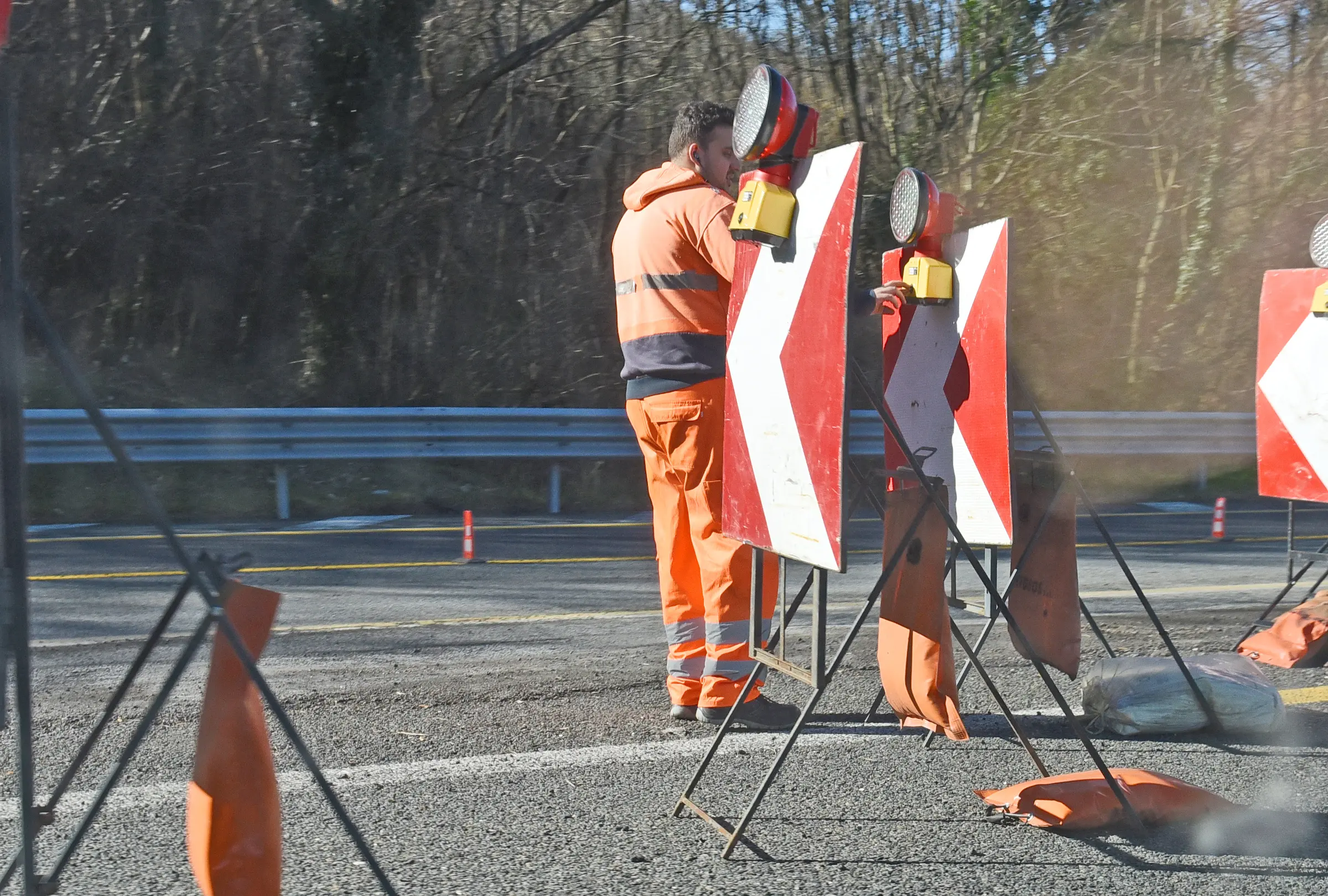 Lavori a sorpresa sulla 325, polemiche e rabbia: “Una mattina in coda”. Stoppato il cantiere