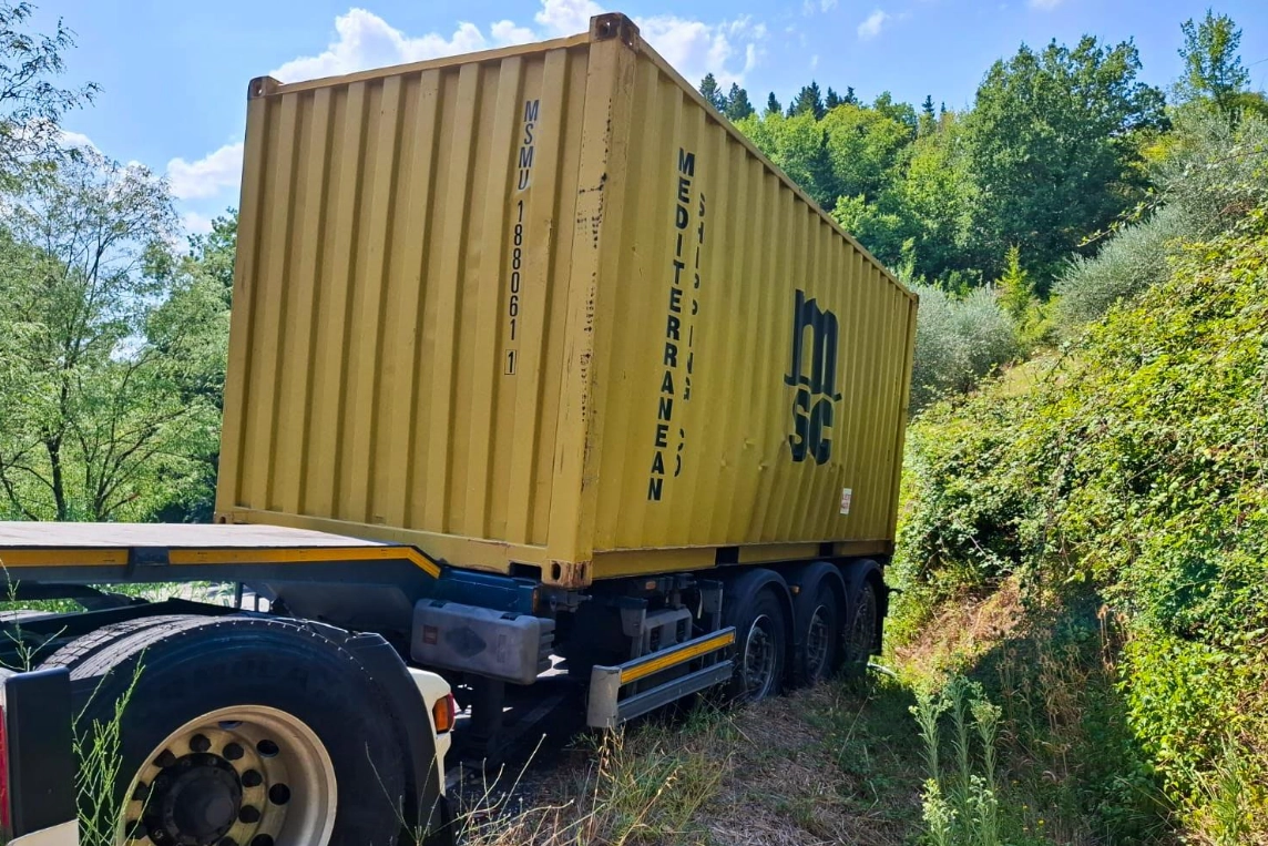 Il container finito fuori strada (Fotocronache Germogli)