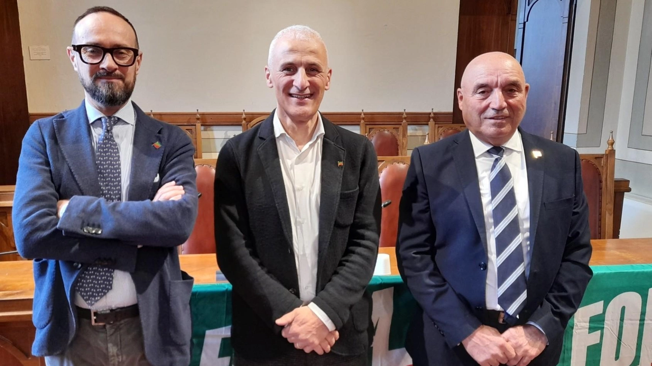 Il coordinatore provinciale di Forza Italia, Bernardo Mennini (al centro) assieme ai consiglieri comunali Alessandro Bandini e Giuliano Del Pia Il coordinatore provinciale di Forza Italia, Bernardo Mennini (al centro) assieme ai consiglieri comunali Alessandro Bandini e Giuliano Del Pia