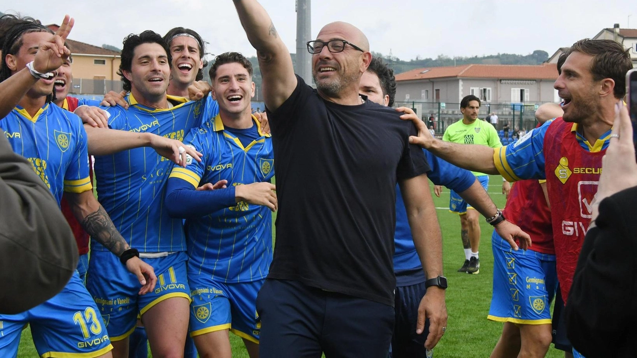 Il tecnico Antonio Calabro e i suoi ragazzi hanno compiuto un’impresa storica centrando la salvezza con un turno d’anticipo Il tecnico Antonio Calabro e i suoi ragazzi hanno compiuto un’impresa storica centrando la salvezza con un turno d’anticipo