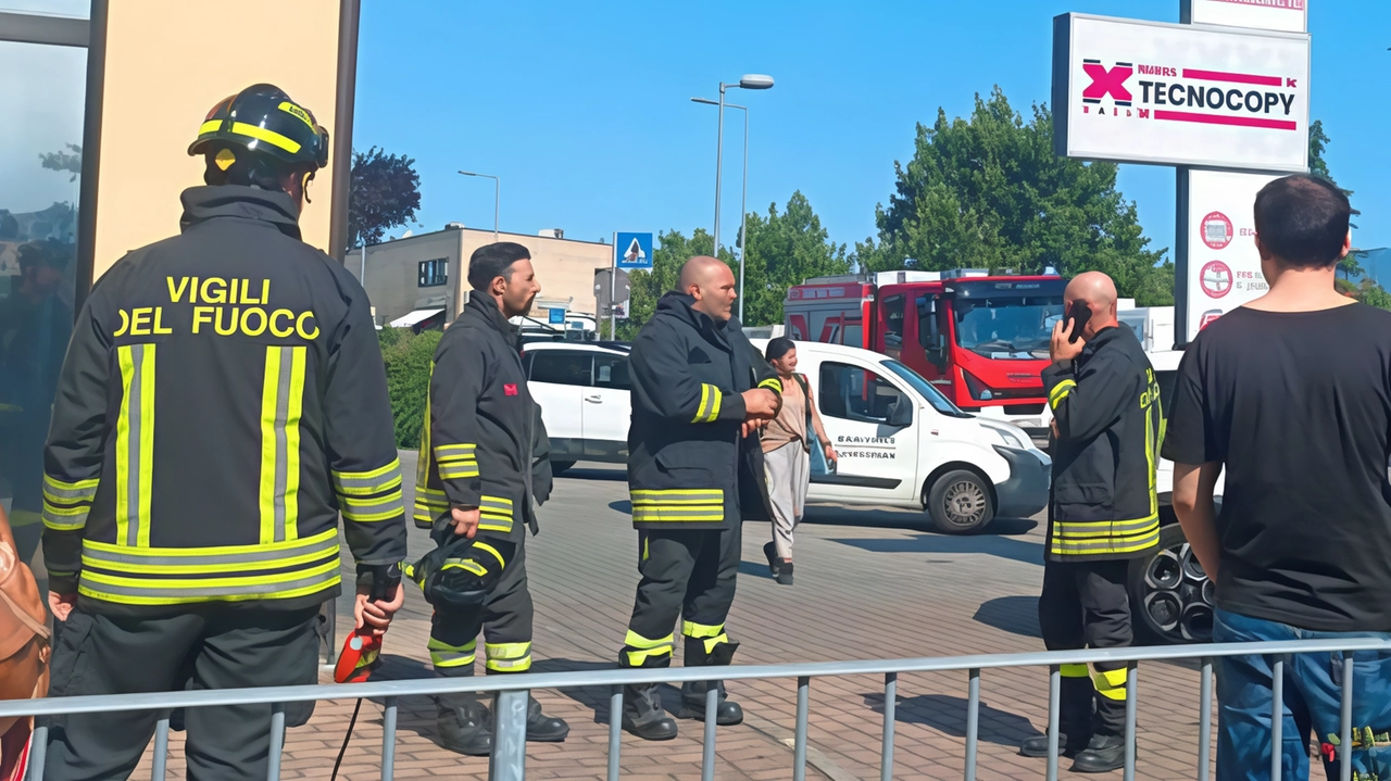 Fuga di gas ieri Pratacci. Sul posto tre mezzi dei vigili del fuoco, con altrettante squadre, un’ambulanza e un’auto con...