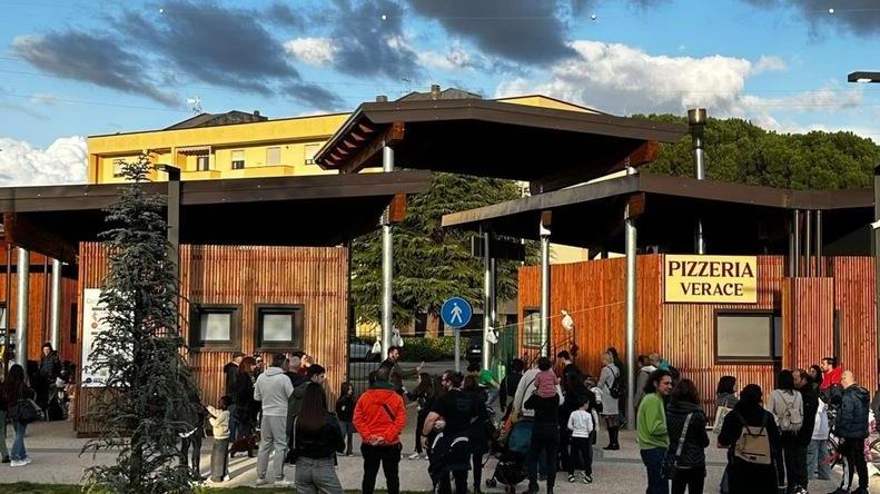 https://www.lanazione.it/image-service/view/acePublic/alias/contentid/NDRmYTNhYmEtZDBlNy00/0/arriva-il-mercatino-casa-thevenin-al-parco-giuliani.jpeg?f=16:9&w=1200&h=630