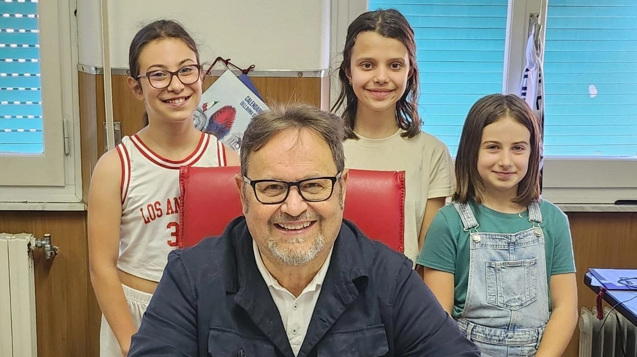 Il sindaco di Varese Ligure Mauro Rattone nel suo ufficio in municipio posa con le tre bambine che hanno deciso di devolvere al Comune il ricavo della vendita dei loro doni Il sindaco di Varese Ligure Mauro Rattone nel suo ufficio in municipio posa con le tre bambine che hanno deciso di devolvere al Comune il ricavo della vendita dei loro doni