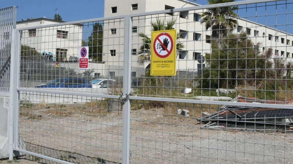 Le barriere per impedire l’accesso al litorale danti all’ex Torino (foto Nizza) Le barriere per impedire l’accesso al litorale danti all’ex Torino (foto Nizza)
