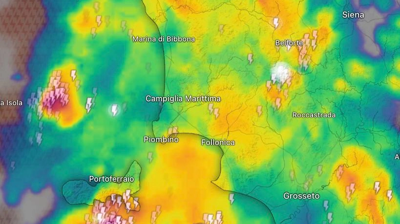 Allerta arancione in Toscana: 5mila fulmini lungo la costa. Temporali forti e vento: dove