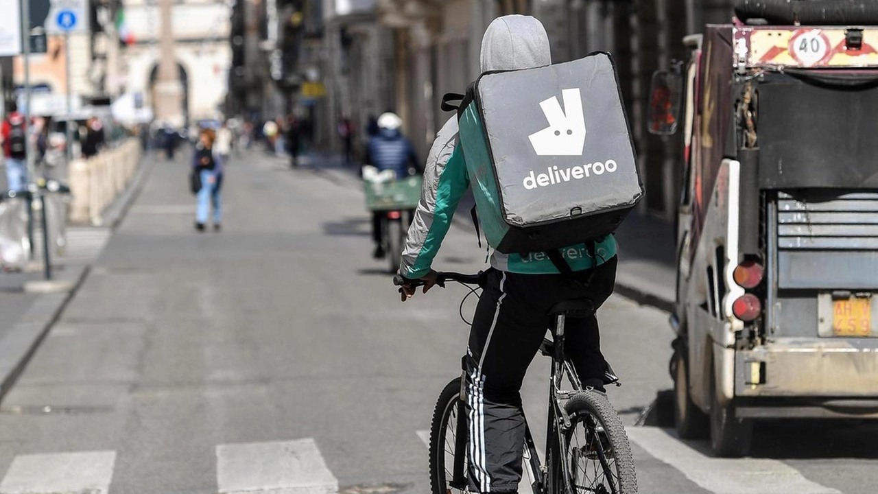 Giorno e notte i rider solcano in bici le strade delle nostre città