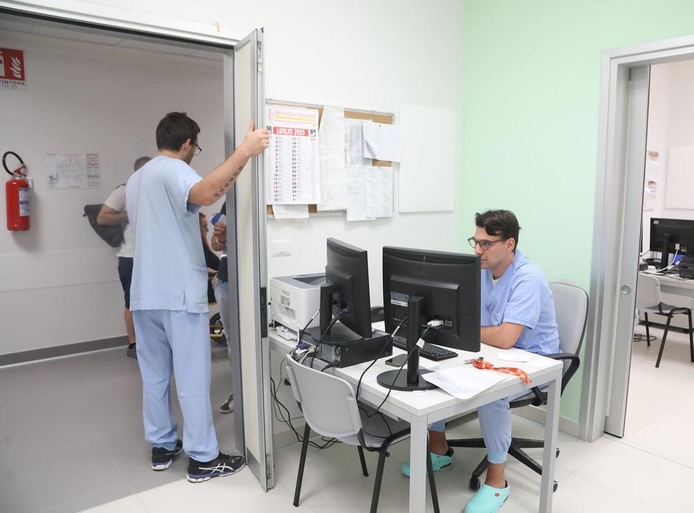https://www.lanazione.it/image-service/view/acePublic/alias/contentid/NDU0ZjU3MWItN2Y4MS00/0/professioni-sanitarie-iscrizioni-ultimi-giorni-al-polo-in-citta-unopportunita-di-crescita.jpeg?f=1.91:1&w=1200