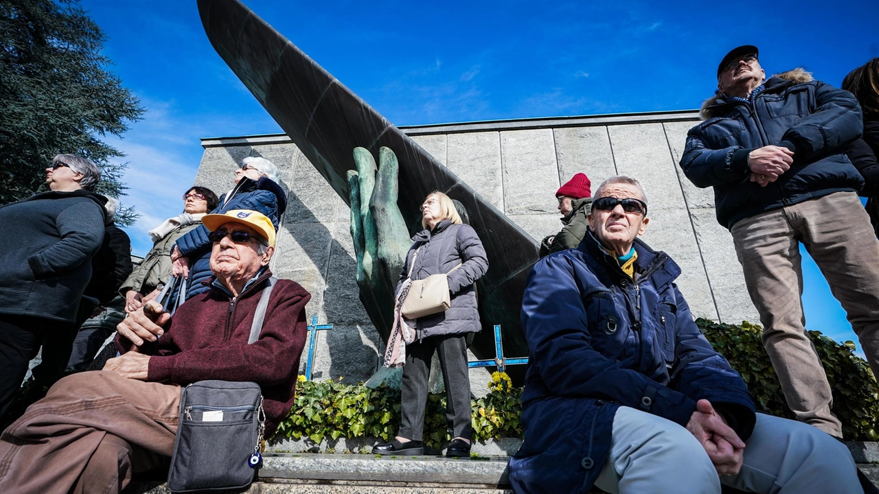 Cerimonia di commemorazione per il Giorno del Ricordo davanti al Monumento dedicato alle vittime delle foibe e dell'esodo degli istriani, fiumani e dalmati (Foto Ansa)
