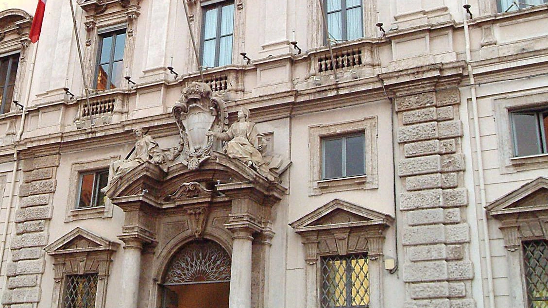 Ex dirigente scolastico penalizzato dalle forbiciate del Governo con il raffreddamento della perequazione per gli importi più elevati. L’avvocato: "La sentenza della Corte costituzionale varrà erga omnes". Ex dirigente scolastico penalizzato dalle forbiciate del Governo con il raffreddamento della perequazione per gli importi più elevati. L’avvocato: "La sentenza della Corte costituzionale varrà erga omnes".