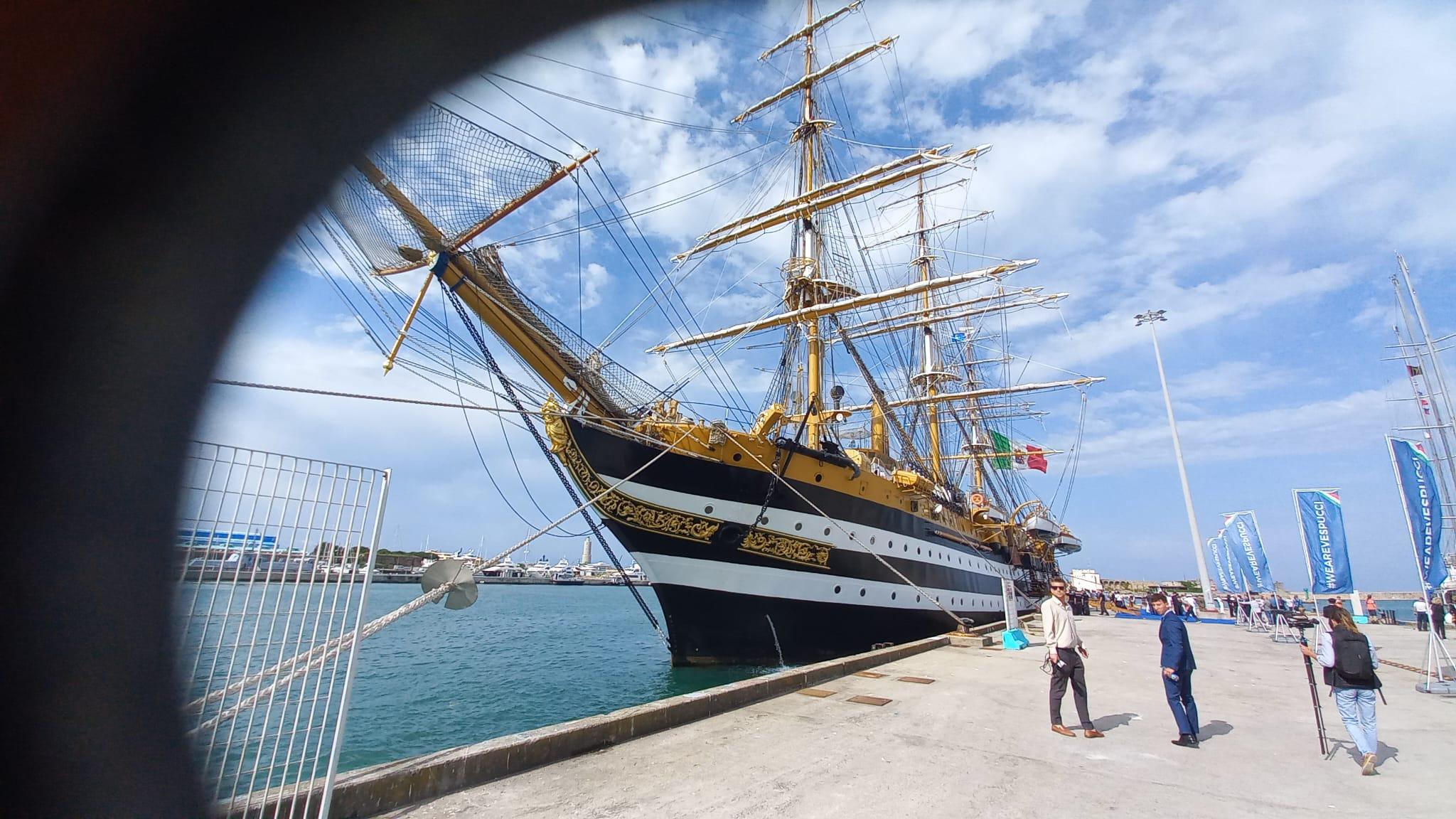https://www.lanazione.it/image-service/view/acePublic/alias/contentid/NDU1MjkzODEtYWZlMi00/0/nave-vespucci-arrivata-al-porto-di-livorno-foto-filippi.jpeg