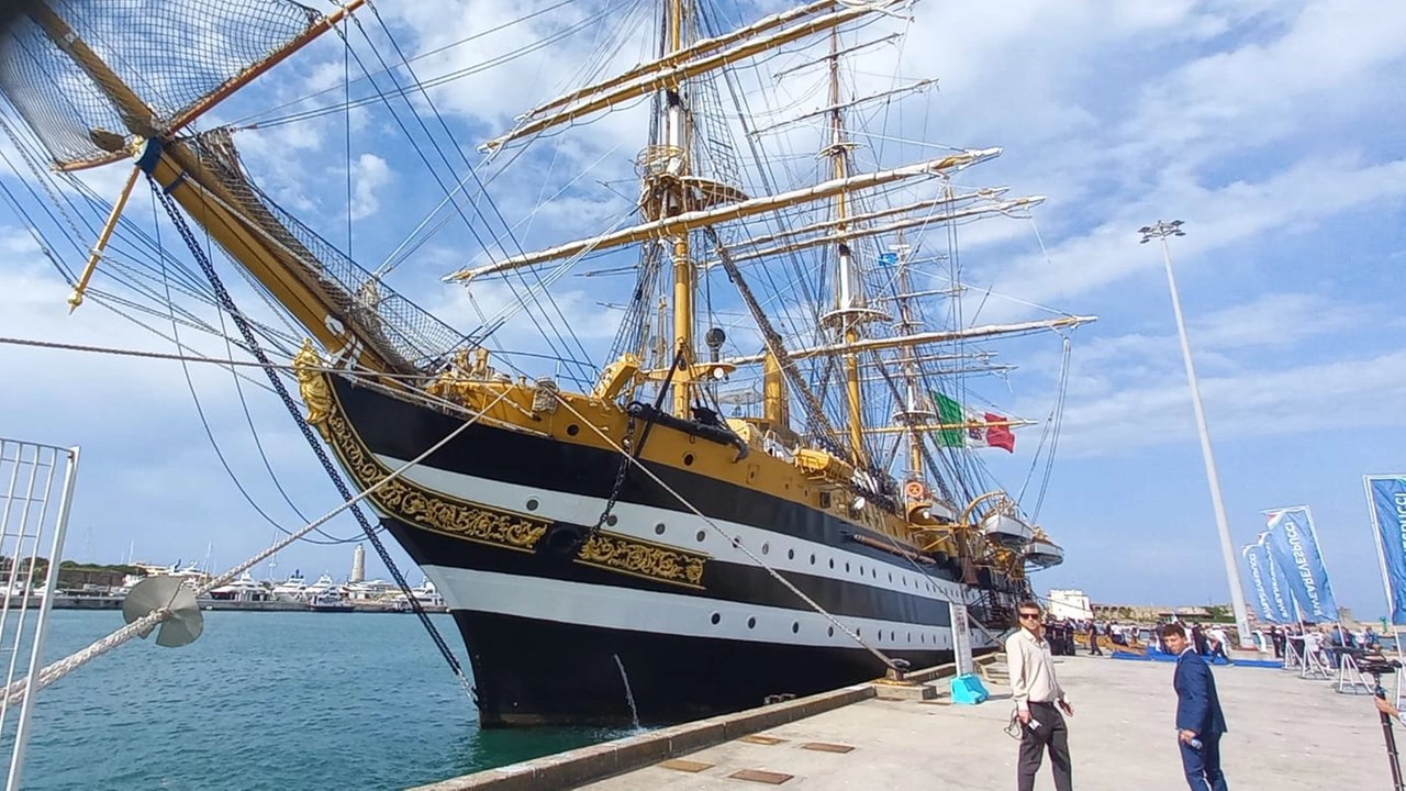 Nave Vespucci arrivata al porto di Livorno (Foto Filippi)