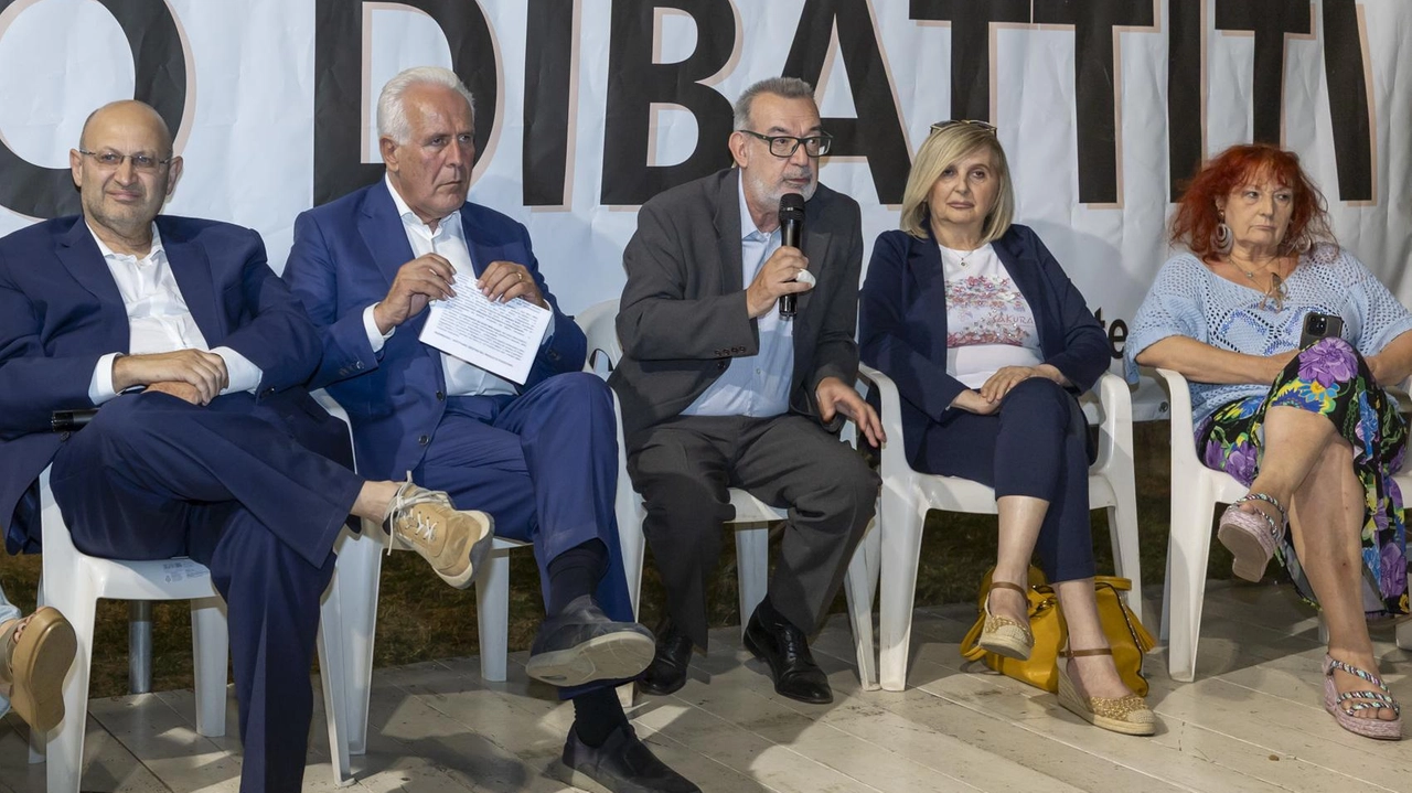 Eugenio Giani con un gruppo di sindaci della Valdinievole alla Festa dell’Unità di Ponte Buggianese (Goiorani) Eugenio Giani con un gruppo di sindaci della Valdinievole alla Festa dell’Unità di Ponte Buggianese (Goiorani)