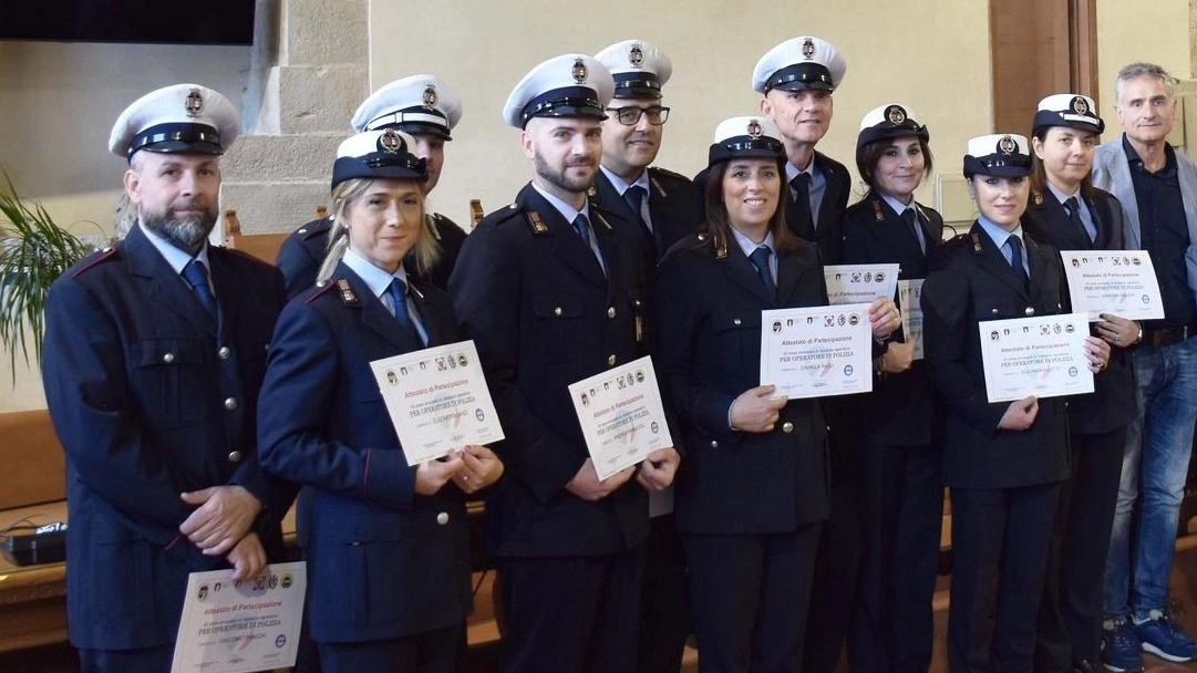 Gli agenti della Polizia locale di Città di Castello che hanno superato il corso sulle tecniche di autodifesa Gli agenti della Polizia locale di Città di Castello che hanno superato il corso sulle tecniche di autodifesa