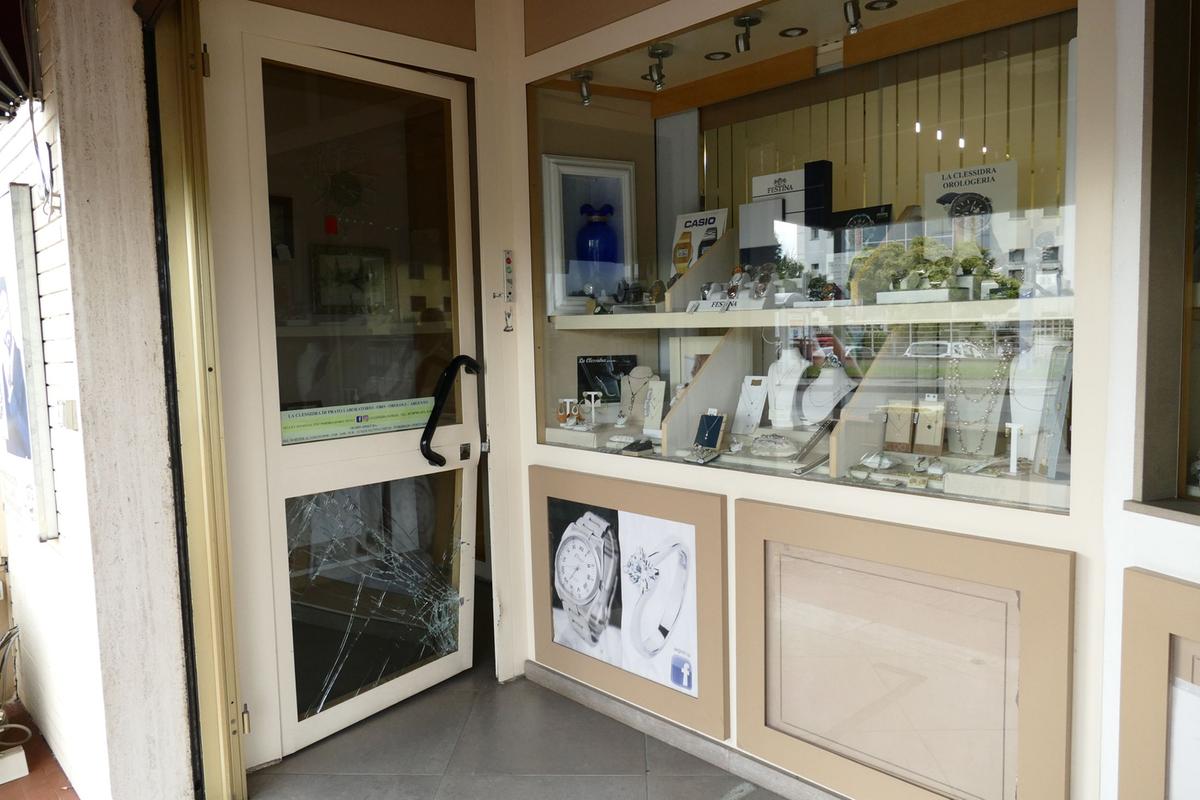 Colpo grosso in gioielleria, i ladri via con la cassaforte