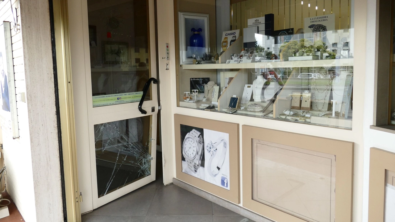La gioielleria presa di mira dai ladri (foto Attalmi)