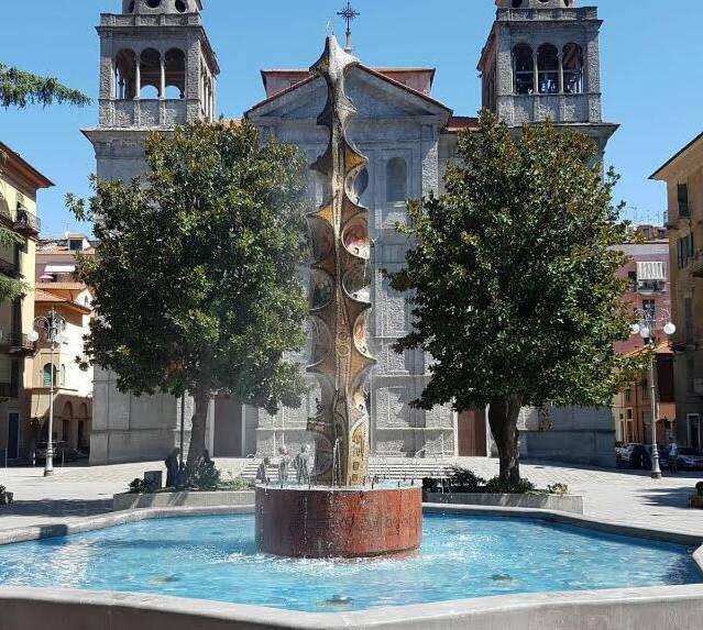 https://www.lanazione.it/image-service/view/acePublic/alias/contentid/NDU1Y2ZlNmItNjJlZi00/0/restauro-per-la-fontana-delle-voci.jpeg?f=1.91:1&w=1200