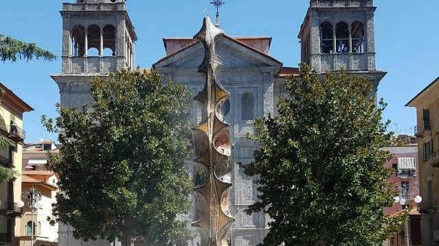 La Fontana delle Voci, un totem in pietra, bronzo, rame, ottone e cemento rivestito da un mosaico