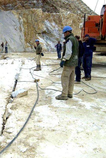 Manufatto abusivo in cava. Manca il nulla osta del parco. Scatta l’ordinanza di rimozione Manufatto abusivo in cava. Manca il nulla osta del parco. Scatta l’ordinanza di rimozione