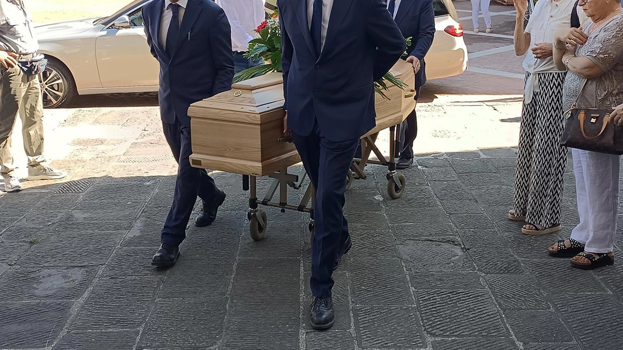 Chiesa gremita ieri mattina a San Piero per il funerale dell’imprenditore e dirigente sportivo. Il ricordo di don Tofani: "L’ho conosciuto da ragazzo e aveva già la sua passione per il calcio". . Chiesa gremita ieri mattina a San Piero per il funerale dell’imprenditore e dirigente sportivo. Il ricordo di don Tofani: "L’ho conosciuto da ragazzo e aveva già la sua passione per il calcio". .