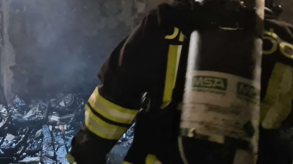 Le operazioni dei vigli del fuoco sono andate avanti per tutta la giornata Le operazioni dei vigli del fuoco sono andate avanti per tutta la giornata