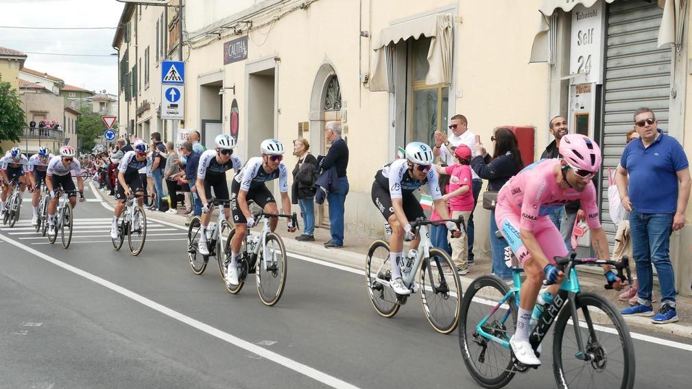 https://www.lanazione.it/image-service/view/acePublic/alias/contentid/NDU2NWY3NmUtZWMzNC00/0/tutto-il-rosa-della-vita-in-festa-per-il-giro-folla-sulle-strade-della-valdichiana.jpeg?f=16:9&w=1200&h=630