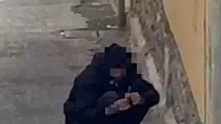 E’ virale il video di un uomo incappucciato che manipola una siringa E’ virale il video di un uomo incappucciato che manipola una siringa