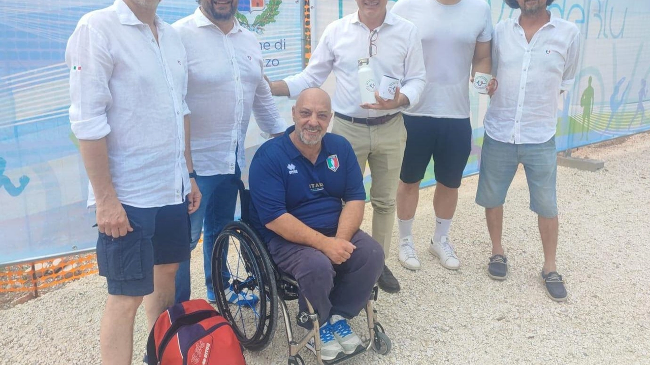 Appello del presidente della Asd Calcio Ballila di Altopascio, Natale Tonini, al centro della foto con la maglia azzurra Appello del presidente della Asd Calcio Ballila di Altopascio, Natale Tonini, al centro della foto con la maglia azzurra