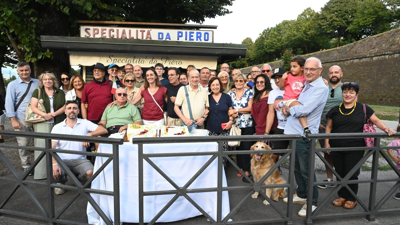 Il Chiosco da Piero ha chiuso ieri battenti dopo 70 anni con una ‘festa’ assieme ad amici e clienti Il Chiosco da Piero ha chiuso ieri battenti dopo 70 anni con una ‘festa’ assieme ad amici e clienti