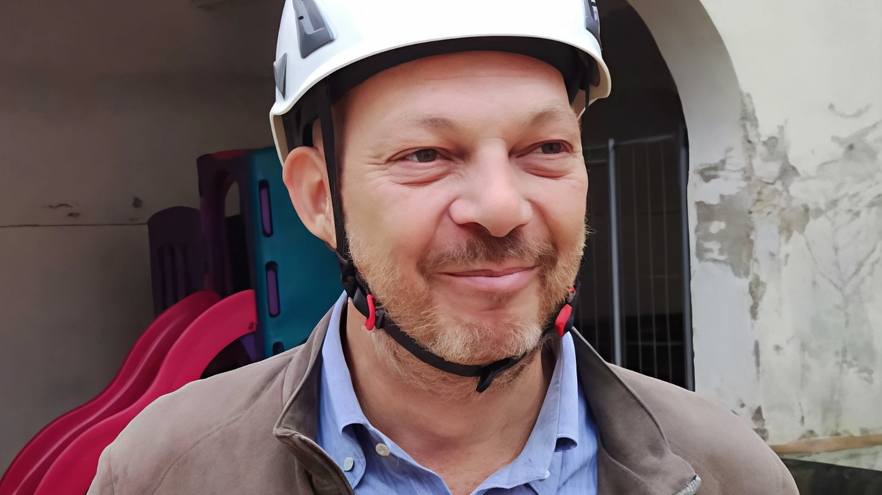 Fabio Mini, sindaco di Castelfranco da giugno. Si è trovato sulle spalle tre cantieri aperti: campanile, piazza e piscina Fabio Mini, sindaco di Castelfranco da giugno. Si è trovato sulle spalle tre cantieri aperti: campanile, piazza e piscina