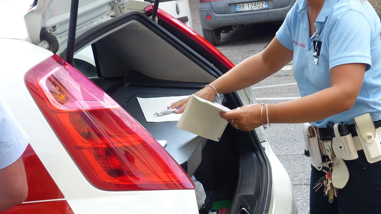 Incidente in via Ferrucci: ciclista classe 1957 investito da un autobus. L'uomo, 67enne, ha riportato un grave trauma cranico ed è ricoverato in prognosi riservata. Indagini in corso sulla dinamica dell'incidente. Incidente in via Ferrucci: ciclista classe 1957 investito da un autobus. L'uomo, 67enne, ha riportato un grave trauma cranico ed è ricoverato in prognosi riservata. Indagini in corso sulla dinamica dell'incidente.