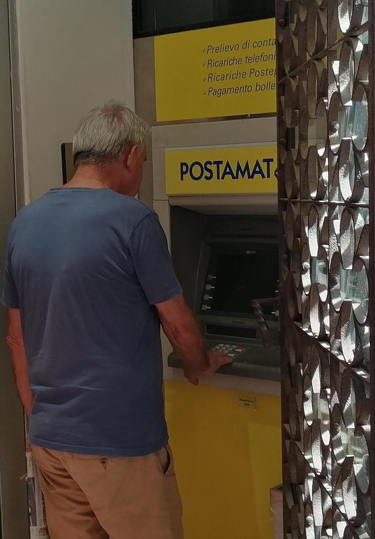 https://www.lanazione.it/image-service/view/acePublic/alias/contentid/NDU3YWZjNWItZDVlMS00/0/colpito-da-un-fulmine-postamat-fuori-uso.jpeg?f=1.91:1&w=1200