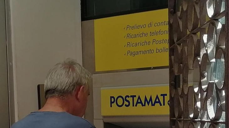 Il Postamat fuori uso in piazza delle Erbe