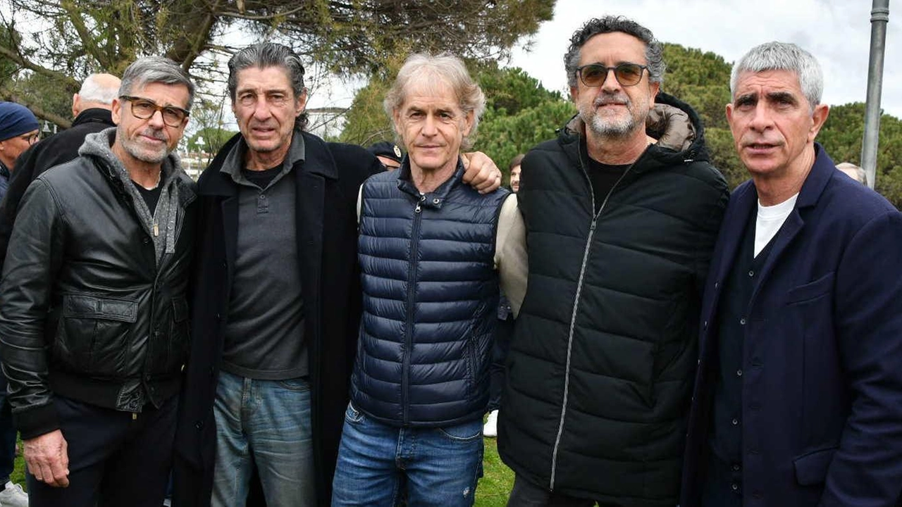 Svelate le due targhe in ricordo del campione che frequentava il Bagno Bemi. Presenti il fratello Rossano e la vedova Federica Cappelletti con le figlie.