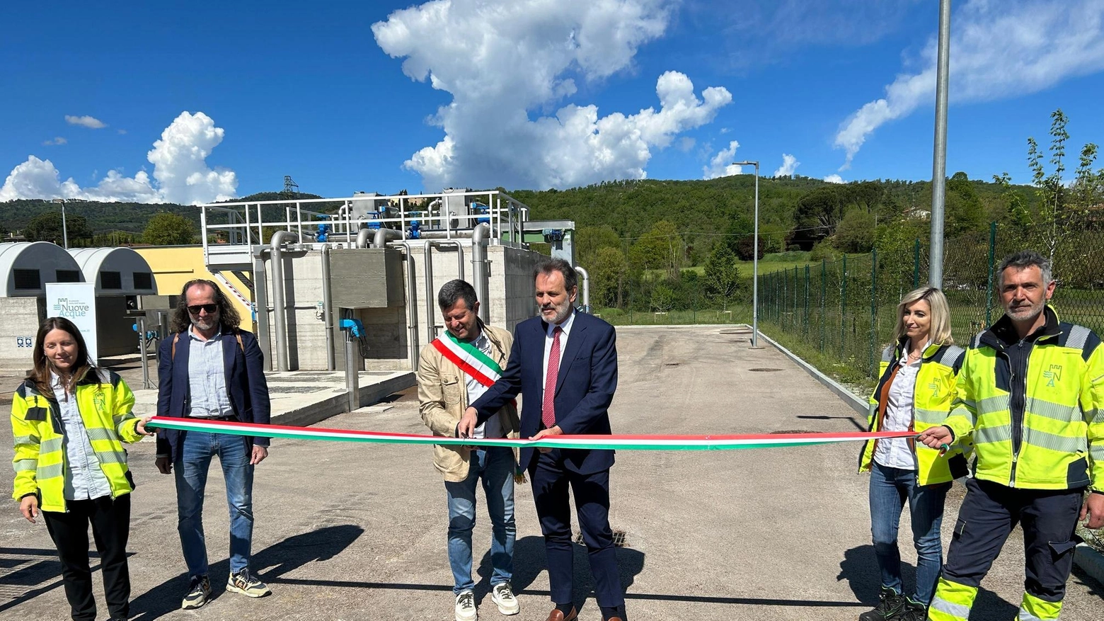 Nuovo impianto di depurazione inaugurato ad Ambra, Bucine, per servire 1.200 abitanti. Costo 1,5 milioni di euro. Tecnologie avanzate per trattare i reflui e preservare l'ambiente.
