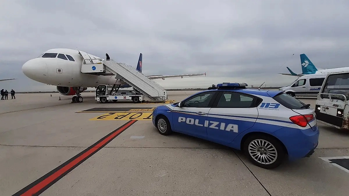 Il 19enne è stato accompagnato alla frontiera aerea di Milano Malpensa e rimpatriato in Egitto con personale di scorta Il 19enne è stato accompagnato alla frontiera aerea di Milano Malpensa e rimpatriato in Egitto con personale di scorta
