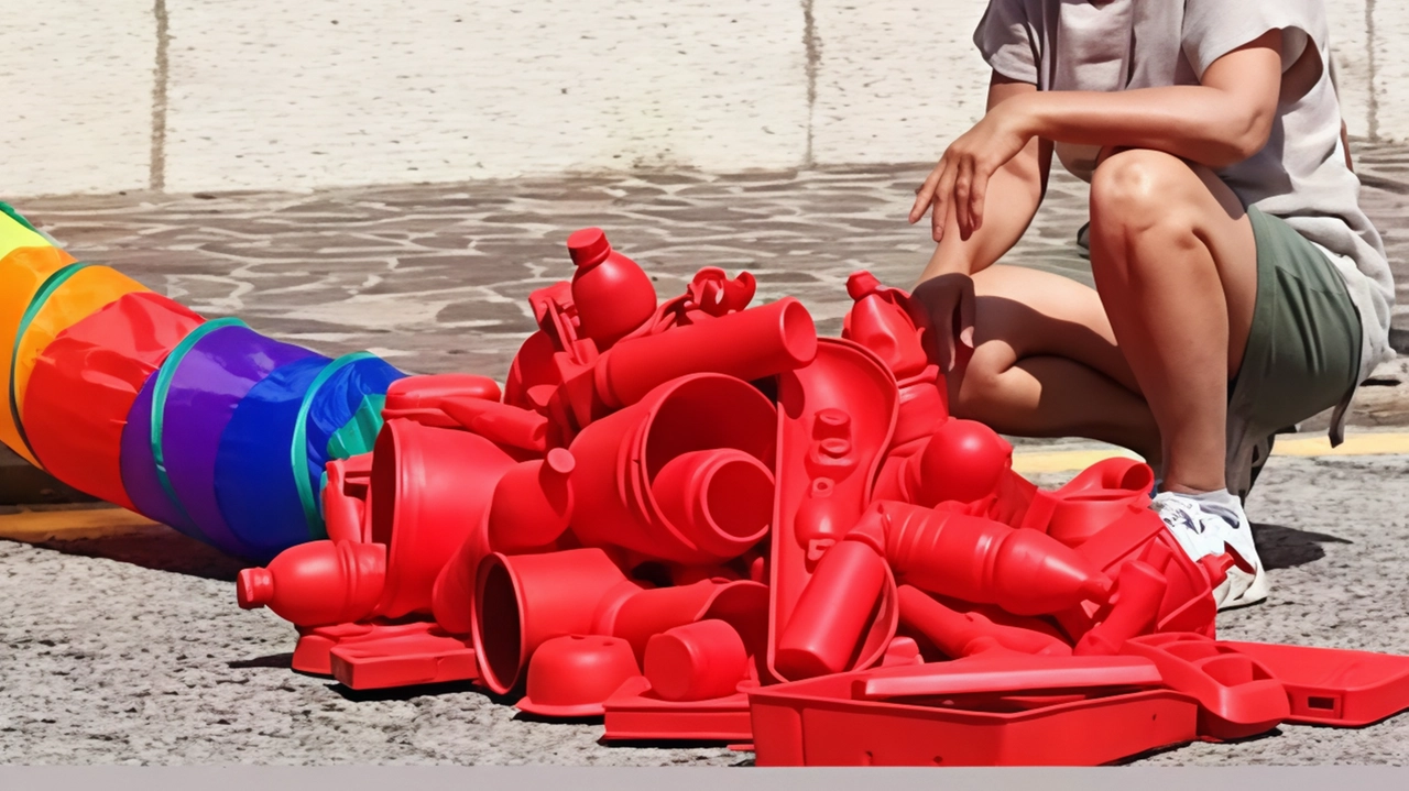 Caterina Tosoni davanti a una sua installazione: la mostra a Palazzo Pretorio legata al tema dell’ecologica sarà visitabile fino al 15 di settembre Caterina Tosoni davanti a una sua installazione: la mostra a Palazzo Pretorio legata al tema dell’ecologica sarà visitabile fino al 15 di settembre