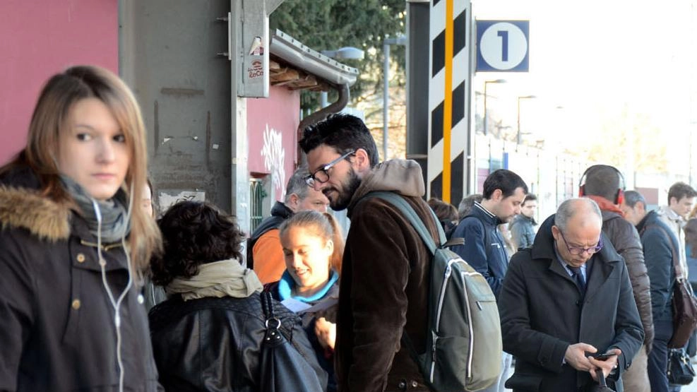 Il disservizio di ieri mattina. ha creato non pochi disagi alcuni pendolari (insegnanti, operai e impiegati), che si sono organizzati con autovetture private per raggiungere nel più breve tempo possibile i luoghi di lavori Il disservizio di ieri mattina. ha creato non pochi disagi alcuni pendolari (insegnanti, operai e impiegati), che si sono organizzati con autovetture private per raggiungere nel più breve tempo possibile i luoghi di lavori