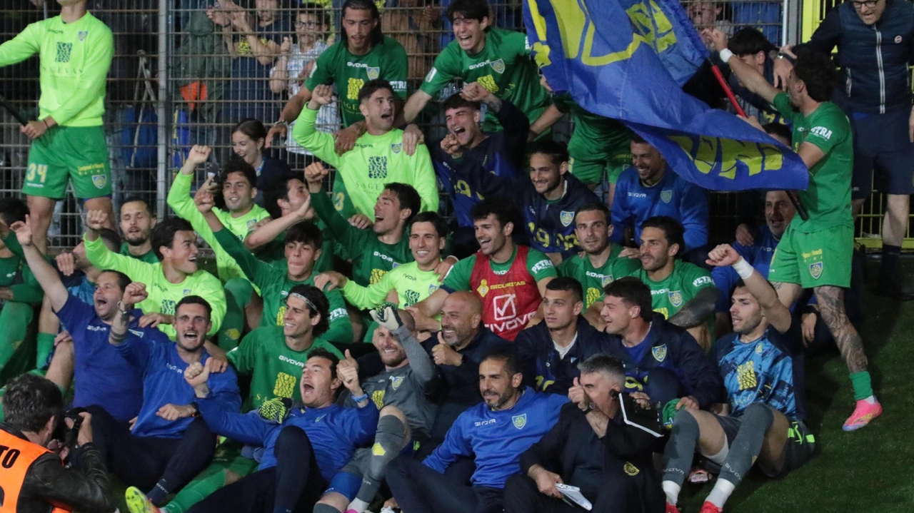 La gioia di Calabro e dei giocatori per la salvezza conquistata in anticipo La gioia di Calabro e dei giocatori per la salvezza conquistata in anticipo