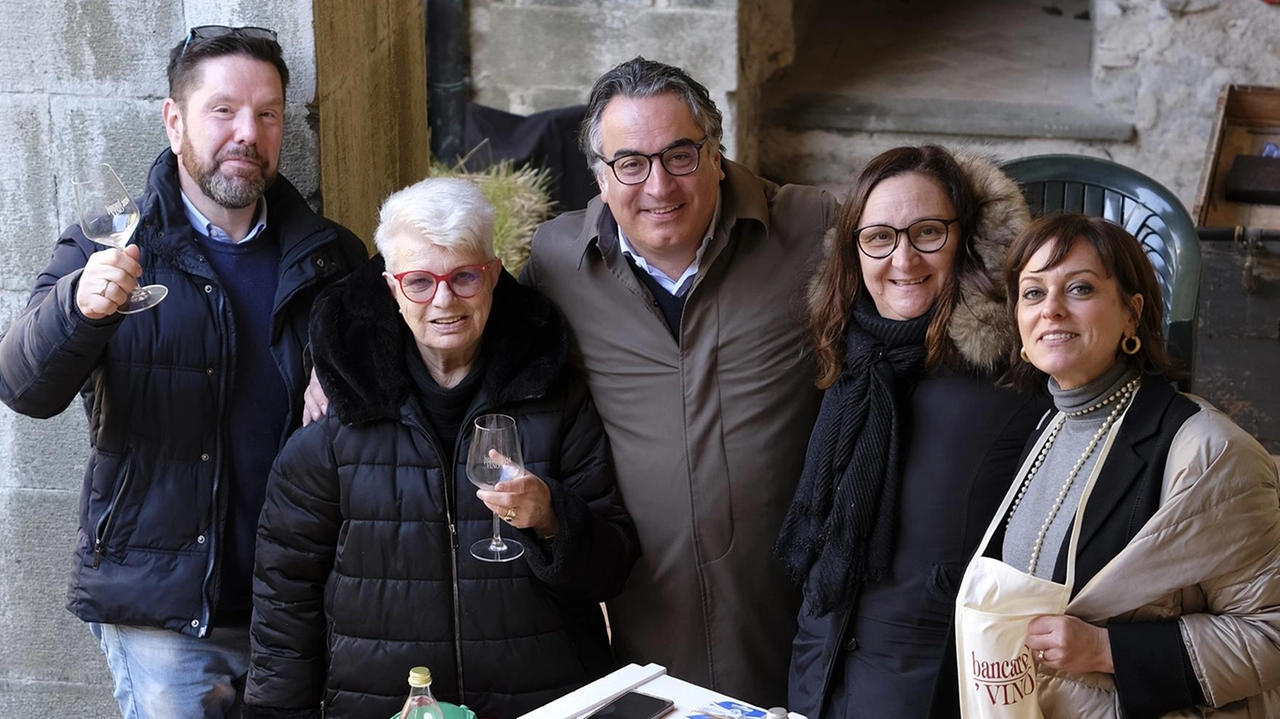 Il sindaco di Mulazzo Claudio Novoa con lo staff del Comune (foto Pasquali) Il sindaco di Mulazzo Claudio Novoa con lo staff del Comune (foto Pasquali)
