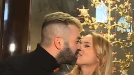 Una coppia si bacia davanti all’albero d’oro Una coppia si bacia davanti all’albero d’oro