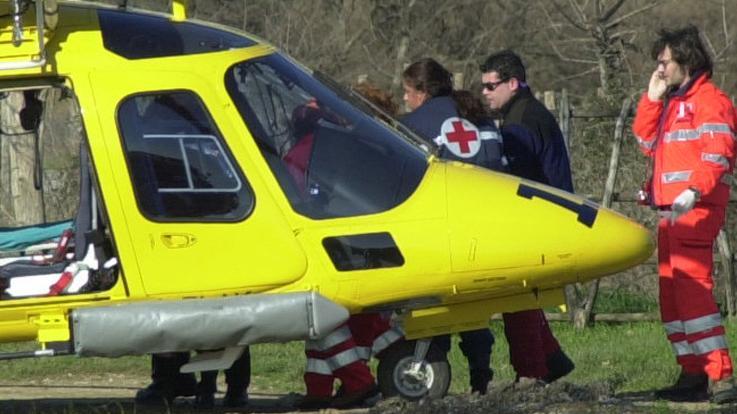 Rischia la vita a 16 anni in bici. Scontro: soccorsa col Pegaso Rischia la vita a 16 anni in bici. Scontro: soccorsa col Pegaso