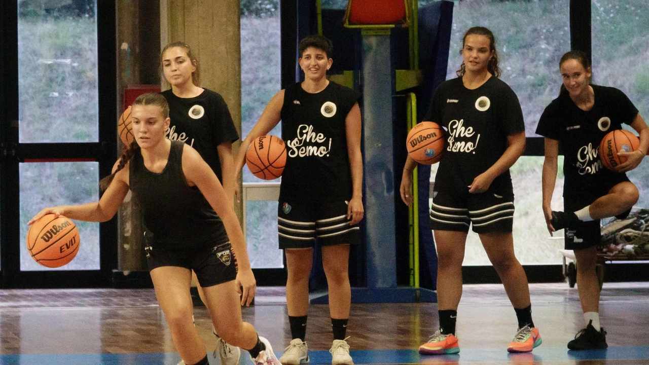 La Cestistica in una fase di gioco; sotto, Marco Corsolini La Cestistica in una fase di gioco; sotto, Marco Corsolini