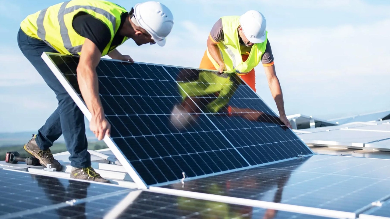 Un progetto per produrre energia da fonti rinnovabili coinvolgendo le associazioni. Saranno installati 20 impianti fotovoltaici in parrocchie e strutture ecclesiastiche.