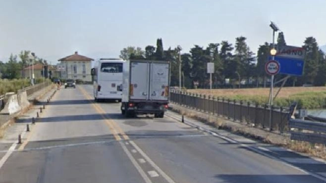 Il ponte sul canale scolmatore dell’Arno sarà chiuso fino a primavera