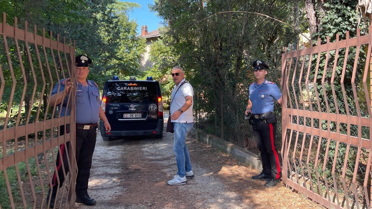 I tecnici del Ris al lavoro nella villetta di Prisciano: nel garage è stato trovato morto, sgozzato, l’ex finanziere Andrea Fiorelli I tecnici del Ris al lavoro nella villetta di Prisciano: nel garage è stato trovato morto, sgozzato, l’ex finanziere Andrea Fiorelli