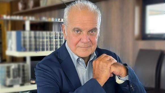 L’ex direttore Rai sarà intervistato da Marco Varvello sul suo romanzo «Mostruosa Mente» edito da Fazzi L’ex direttore Rai sarà intervistato da Marco Varvello sul suo romanzo «Mostruosa Mente» edito da Fazzi