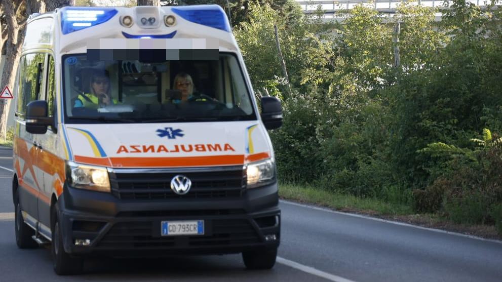 https://www.lanazione.it/image-service/view/acePublic/alias/contentid/NDUyYTIxNjEtMzEyOS00/0/sul-posto-sono-stati-inviati-i-soccorritori-del-118-ma-per-il-motociclista-non-c-e-stato-nulla-da-fare-foto-di-repertorio.jpeg?f=16:9&w=1200&h=630