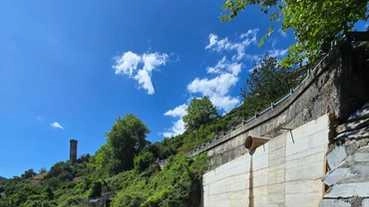 La strada rischiava di sgretolarsi a valle a causa di un sottostante canale di scolo che negli anni aveva eroso...