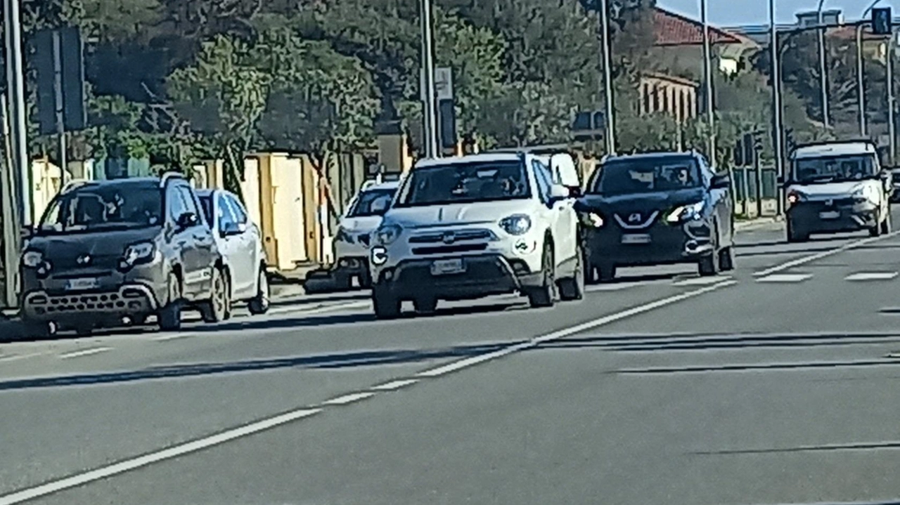 Il lungomare di Marina: i posti auto sul lato monti resteranno gratuiti fino alle otto di sera, scongiurando quello che molti residenti a suon di firme avevano definito «salasso» L’annuncio è stato fatto martedì sera in consiglio