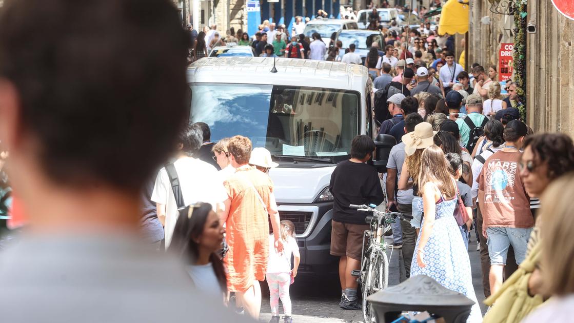 https://www.lanazione.it/image-service/view/acePublic/alias/contentid/NDUzNTViMWMtNzI5NC00/0/turisti-su-ponte-vecchio-a-firenze-foto-giuseppe-cabras-newpressphoto.jpeg?f=16:9&w=1200&h=630